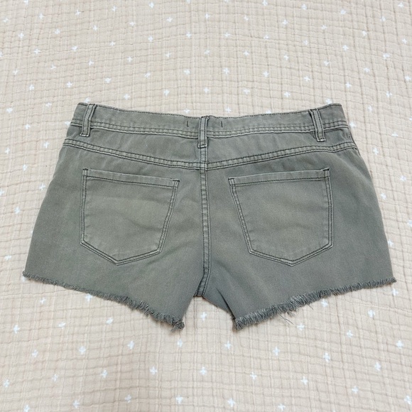 Free People Gray Distressed Denim Cut Off Jean Shorts Size 28 - 2.5" - Picture 2 of 8